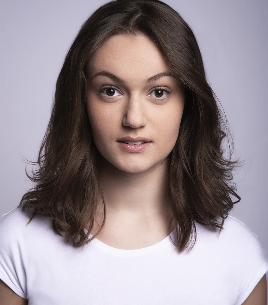 Glamorous beauty retouch with smooth skin, defined features, and soft glow.