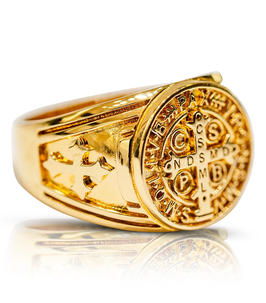 Close-up of a shiny gold ring after dust and scratch removal showing a flawless surface.