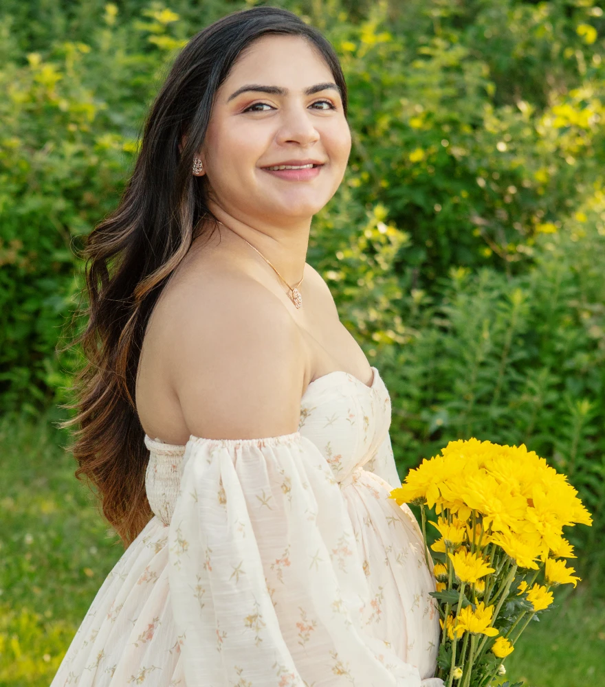 Maternity photo with vibrant colors, soft skin retouching, and balanced exposure.
