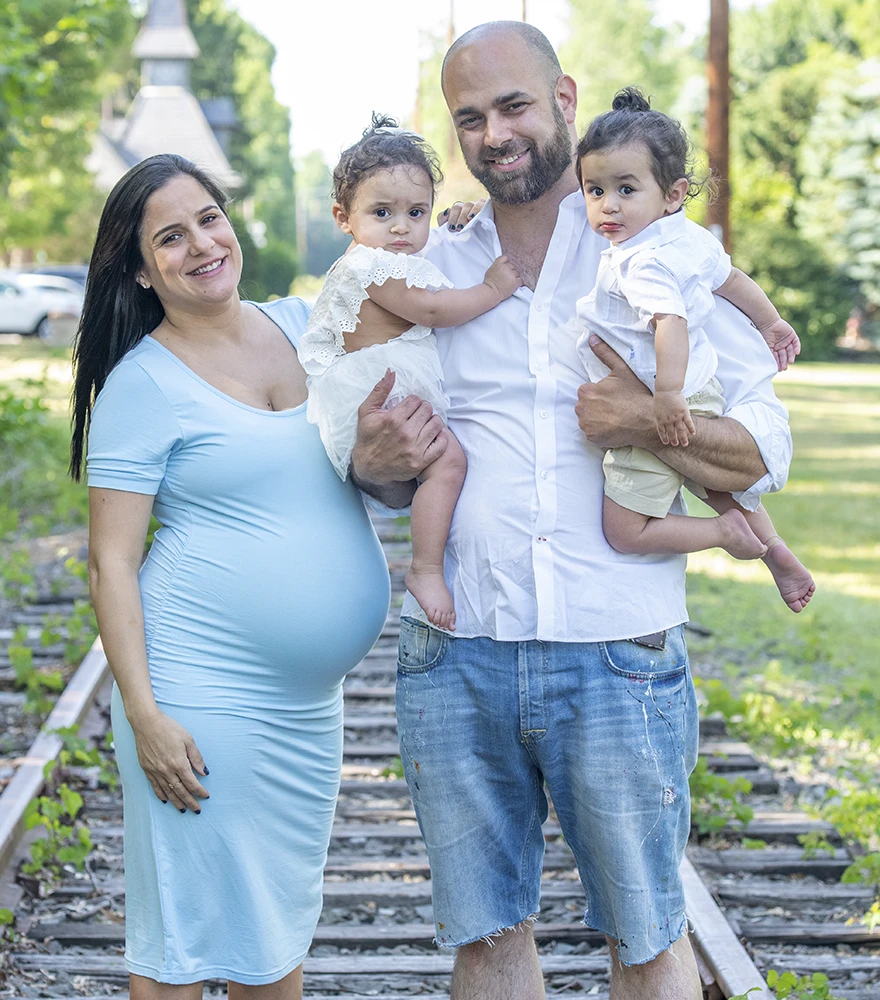Original maternity portrait showing wrinkled fabric and natural outfit folds.