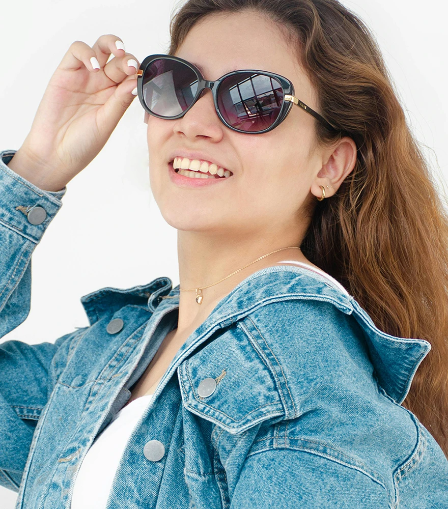 Reflections & Glare Fixing_Before Woman wearing sunglasses with visible glare and reflections on the lenses.