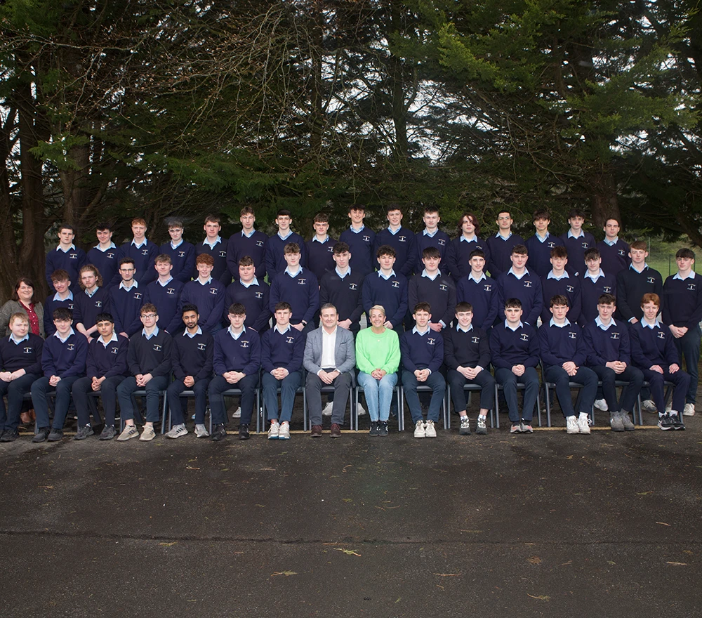 Special Event & Album Restoration_Before Original class group photo with dull lighting and lack of sharpness, showing signs of aging.